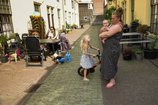 847979 Portret van moeder Manon, met haar kinderen Fay-Lynn en Demi-Lynn (op de arm) in de Kockstraat te Utrecht.